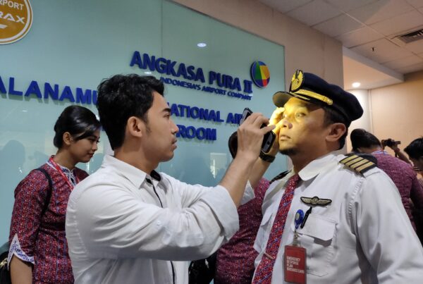 Pilot dan Kru Pesawat Jalan Screening Test di Bandar Udara Internasional Kualanamu