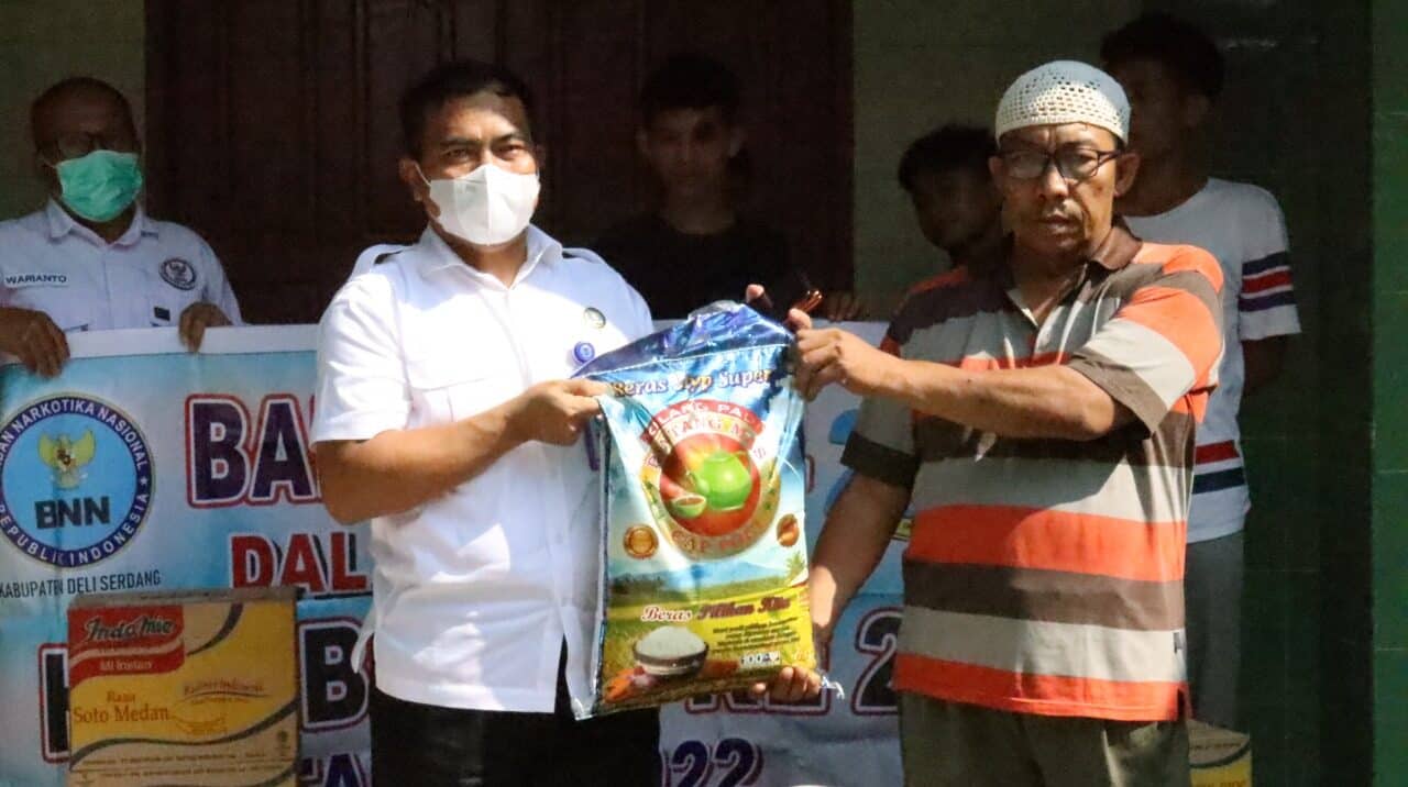 Kepala BNN Kab Deli Serdang menyerahkan bantuan sembako kepada panti asuhan Al Wasliyah lubuk Pakam Kepala BNN Kab Deli Serdang menyerahkan bantuan sembako kepada panti asuhan Al Wasliyah lubuk Pakam