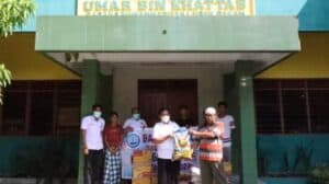 Kepala BNN Kab Deli Serdang menyerahkan bantuan sembako kepada panti asuhan Al Wasliyah lubuk Pakam