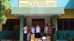 Kepala BNN Kab Deli Serdang menyerahkan bantuan sembako kepada panti asuhan Al Wasliyah lubuk Pakam