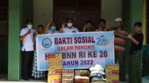 Kepala BNN Kab Deli Serdang menyerahkan bantuan sembako kepada panti asuhan Al Wasliyah lubuk Pakam